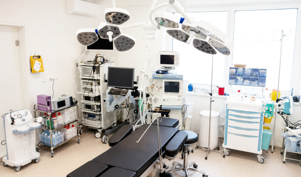 Der OP-Saal der Klinik Harik-Chraim in einer Vorderansicht mit Operationstisch und Lampen